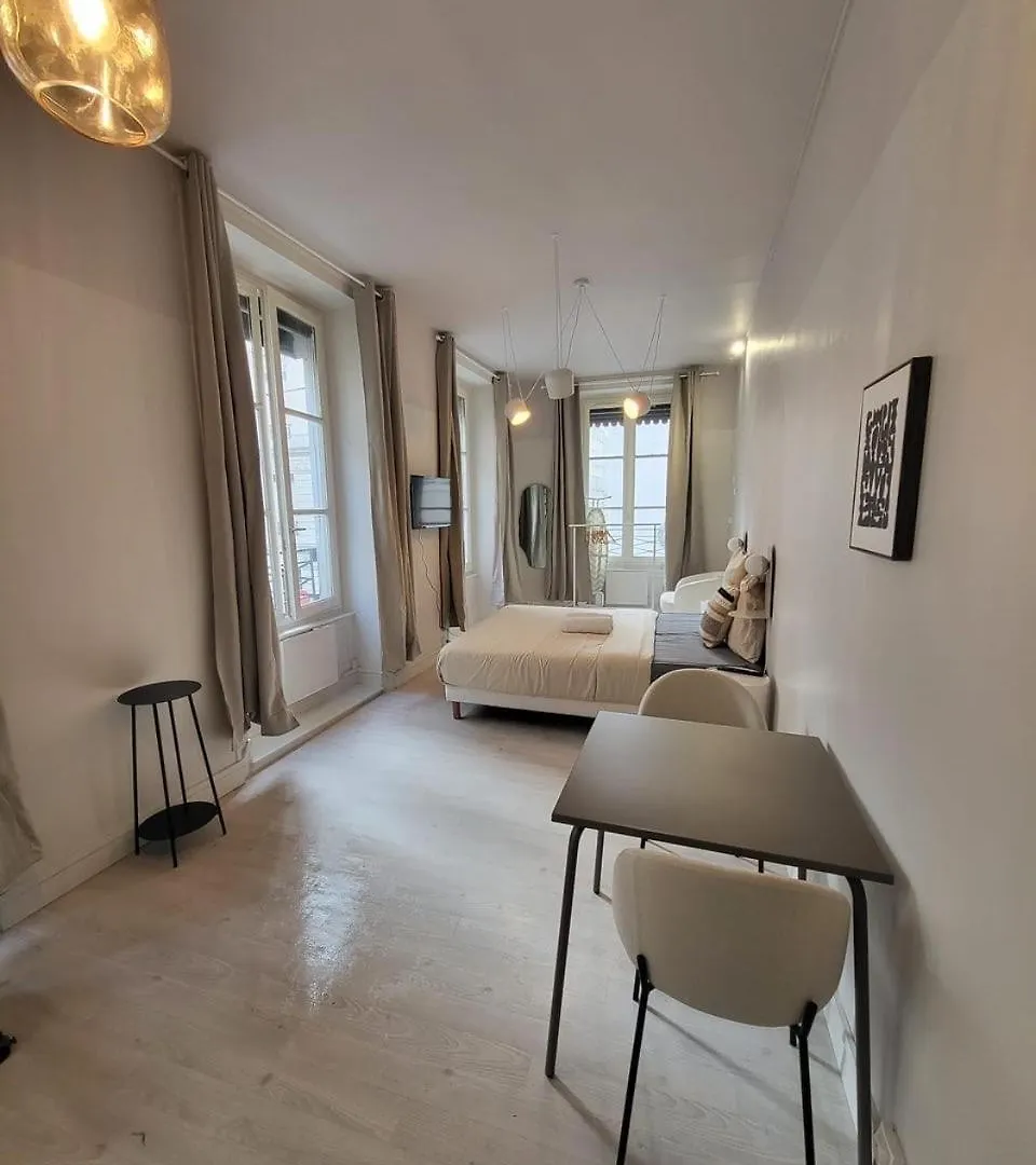 Suite Carry Villeurbanne Apartment